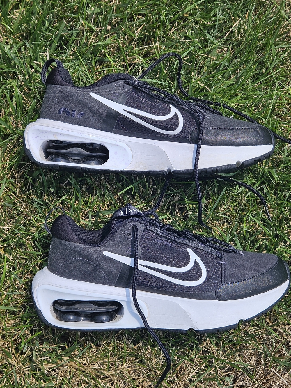 Like New Nike Air Max Black and White Womens Air-Cushion Sneakers